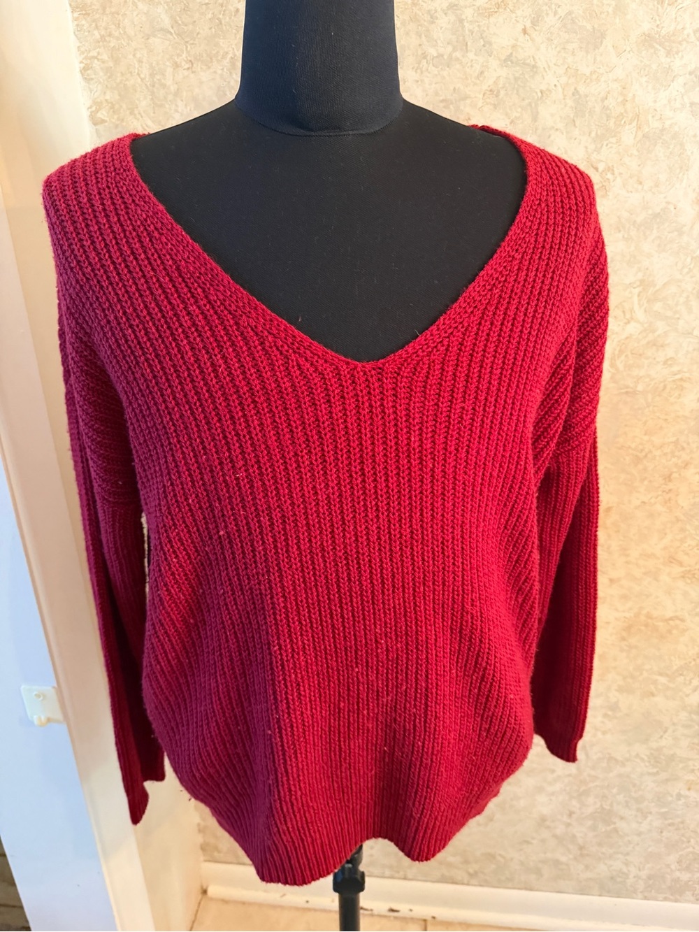 Forever 21 Classic V-Neck Women's Sweater in Burgundy